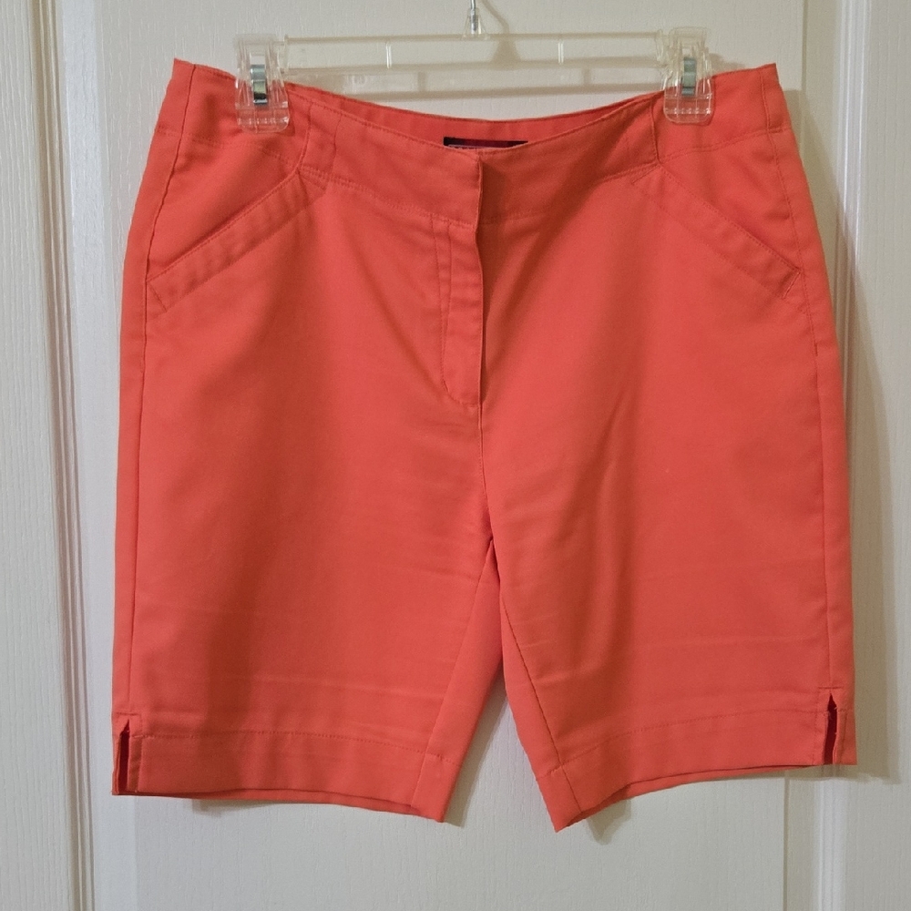 Women's Coral Shorts, Sz 6. Very Nice Material!